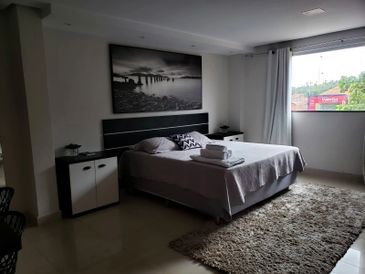 Suíte Master, arrumação padrão com vista externa.