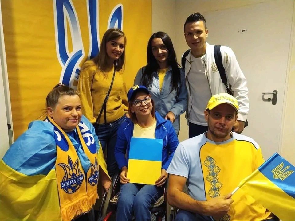 Євген Коноплянка разом з вболівальниками Національної збірної України.