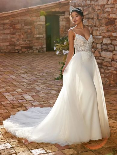 A siren dress with lots of sparkle and sensuality. With a gorgeous Chantilly lace lingerie bodice, a