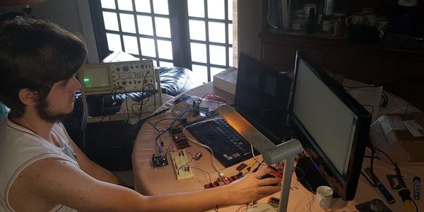 Marcus Vinícius desenvolvendo código em linguagem C++, para o hardware da nova versão do Hidrogravím