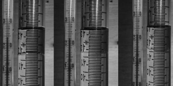 3 Vetores gravitacionais, apontados pelos 3 tipos de Meniscos em tubo de solução iônica (água marinh