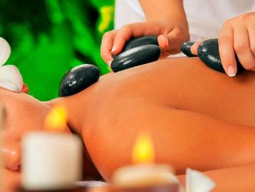 Massagem terapêutica que auxilia no tratamento  de diversas condições de saúde  por estar associada 
