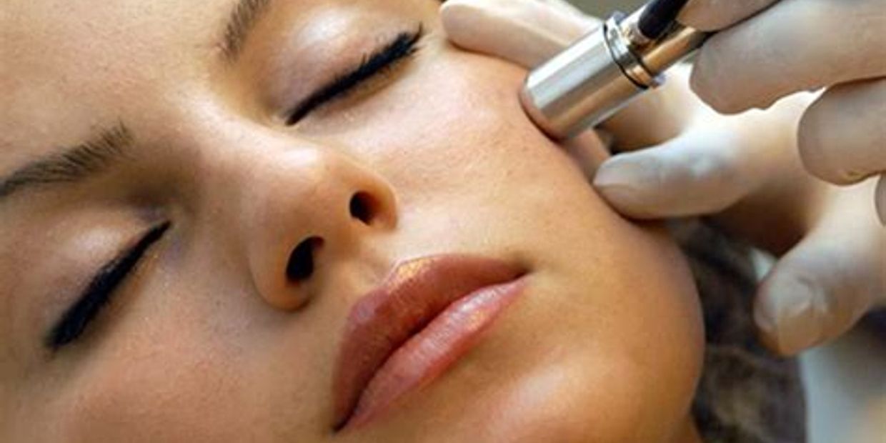 Microdermabrasion in Yorkville
Petals Yorkville Beauty Brow & Lash Bar