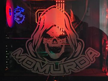 Red-lit gaming PC with a skull logo and the word 'MOMURA'.