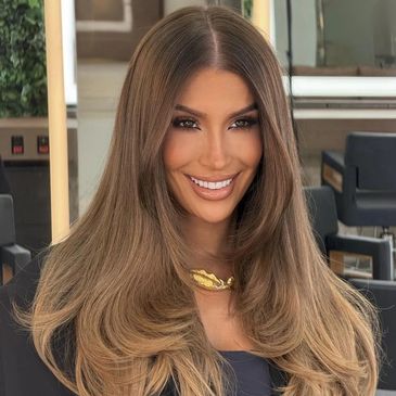 Mulher sorridente com cabelo longo e liso.