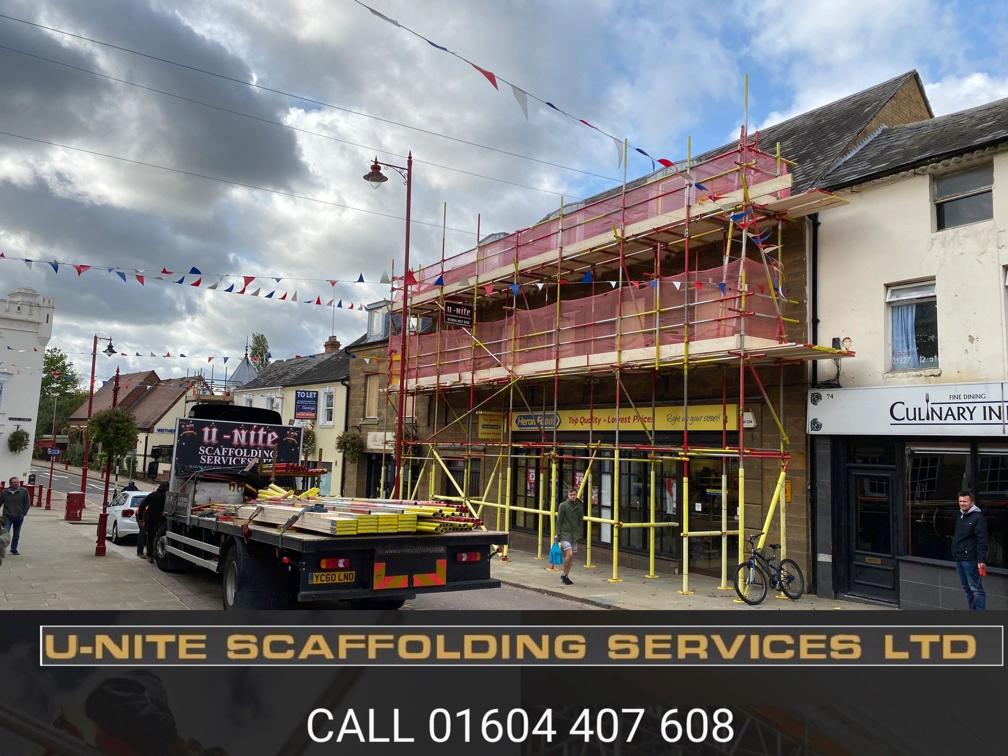 commercial scaffolding, scaffold in front of shop.