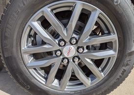 GMC Acadia wheel re-painted to original factory finish.