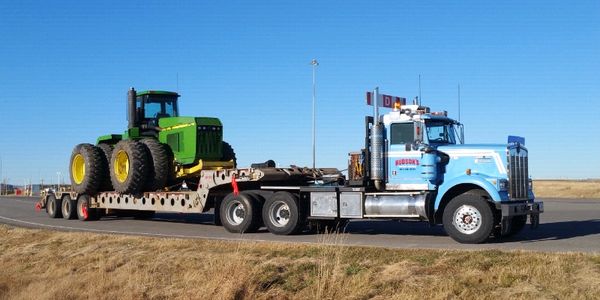 Kenworth W900 with tri-axle folding neck extendable low-bed.
