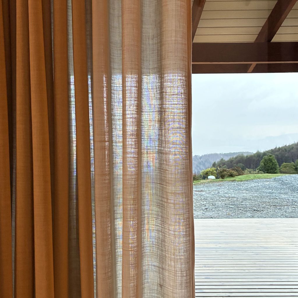 Cortina tradicional de tela Soft Drapery Hunter Douglas.