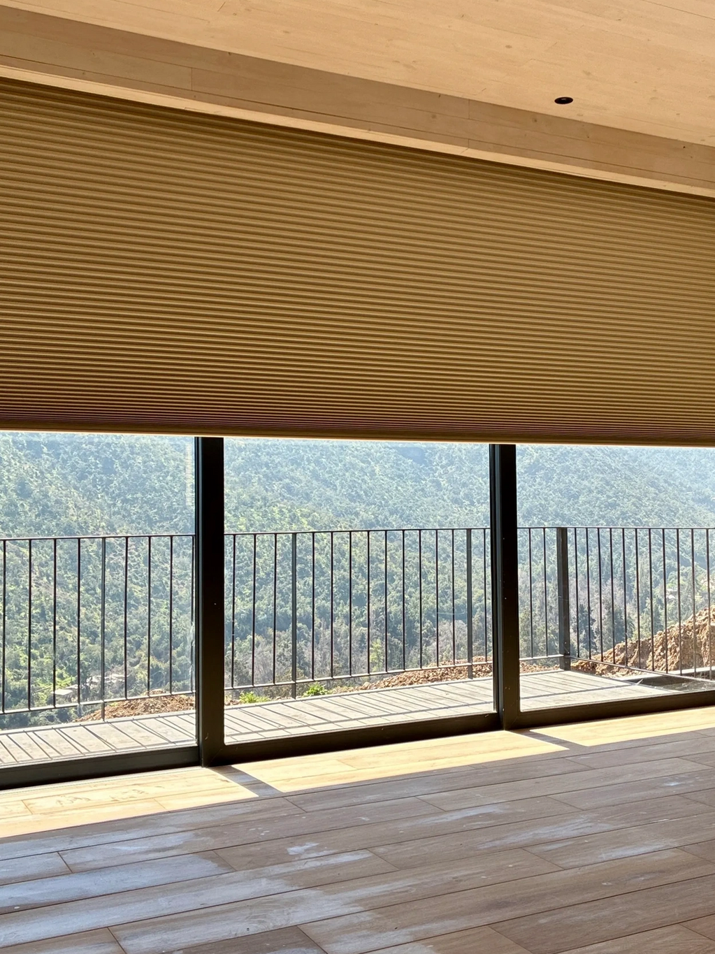 Cortina Duette Blackout de grandes dimensiones.