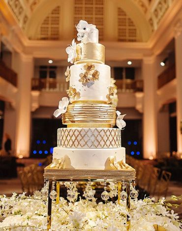 Golden details on this lovely wedding cake. Adorned with golden sugar and wafer paper florals.