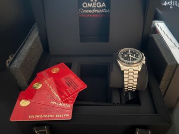 The watch is driven by the OMEGA Co-Axial Master Chronometer Calibre 3861, which powers the small se