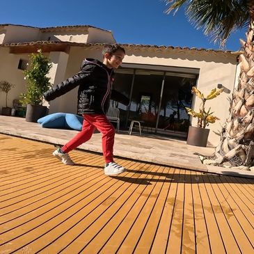 Un enfant qui court sur une couverture piscine