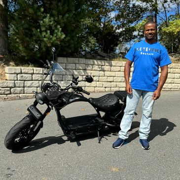 AlexErides next to Eahora M1P Pro Electric Motorcycle 