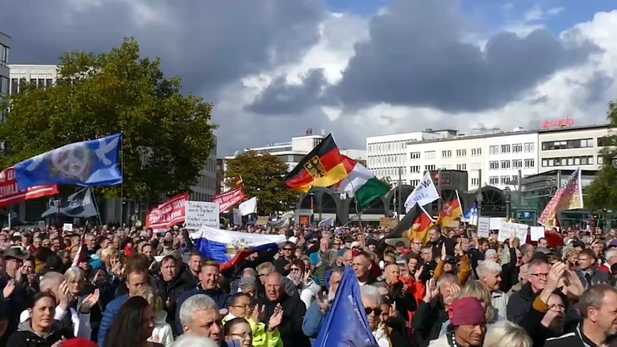 Demonstranten auf dem Opernplatz