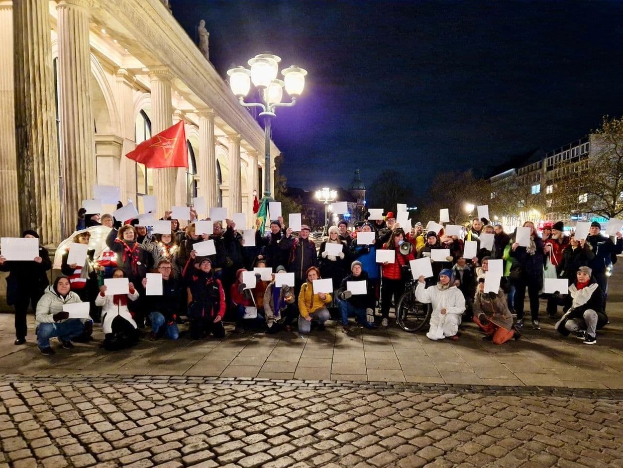 Montagsdemonstranten vor Opernhaus