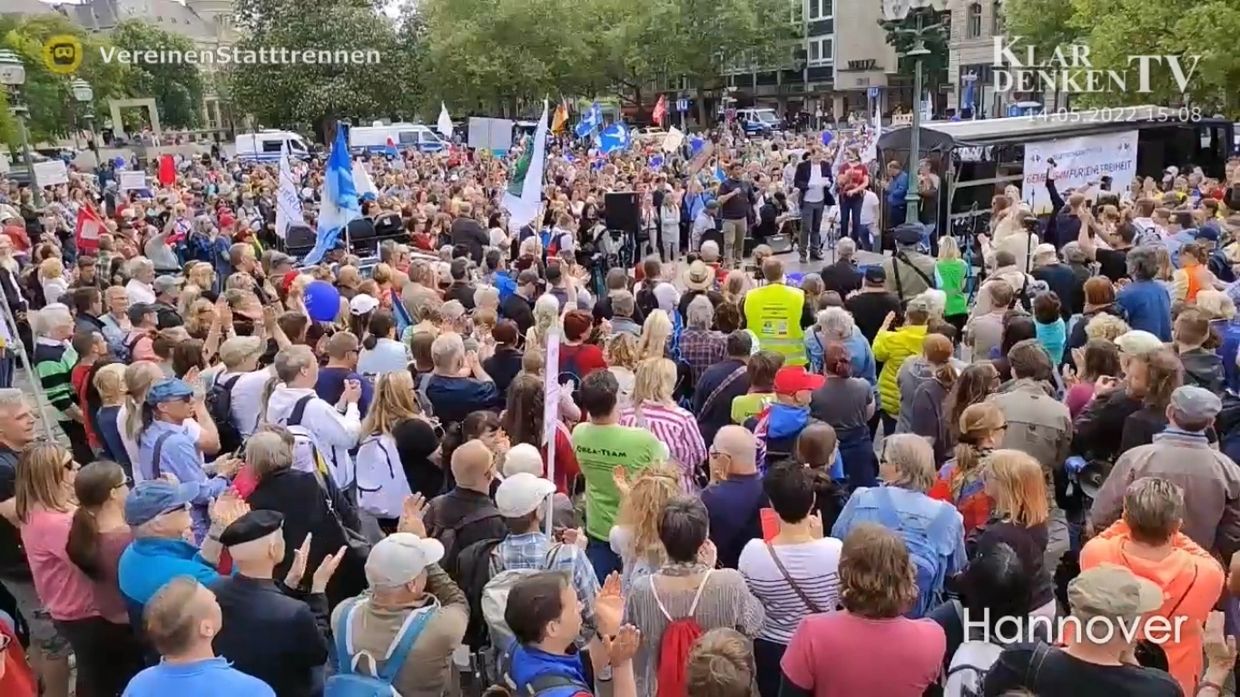 Demoteilnehmer auf dem Opernplatz