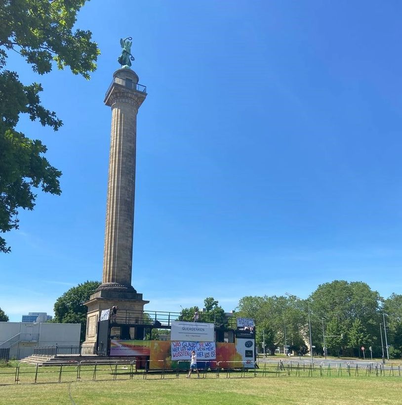 Querdenken-Bühne vor der Waterloosäule