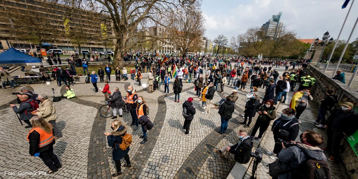 Versammlung auf dem Platz der Menschenrechte