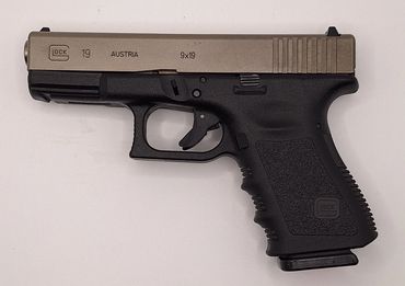 (765) LIKE NEW GLOCK 19 GEN 3 9MM $380