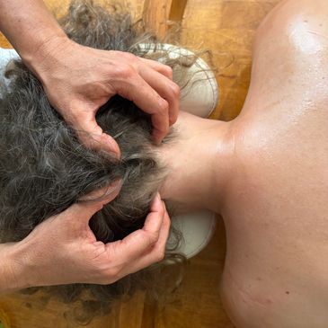 Massage du cou et de la nuque d'une personne.