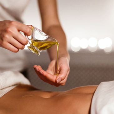 Huile de massage versée sur une main.