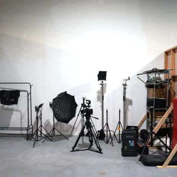 Photo studio setup with camera and lighting equipment.