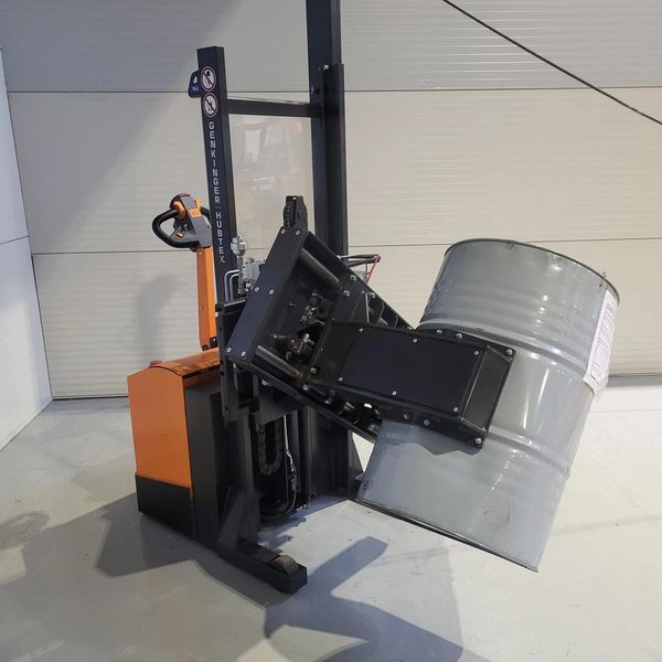 Używany wózek z obrotowym chwytakiem do rolek/beczek Genkinger EGGS 04
Rotating roll/barrel clamp