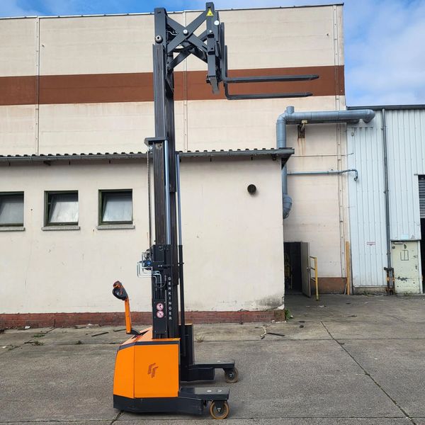 Używany wózek 4 kierunkowy z pantografem Genkinger EGY-S 18/40
Used 4-way stacker Genkinger EGY-S