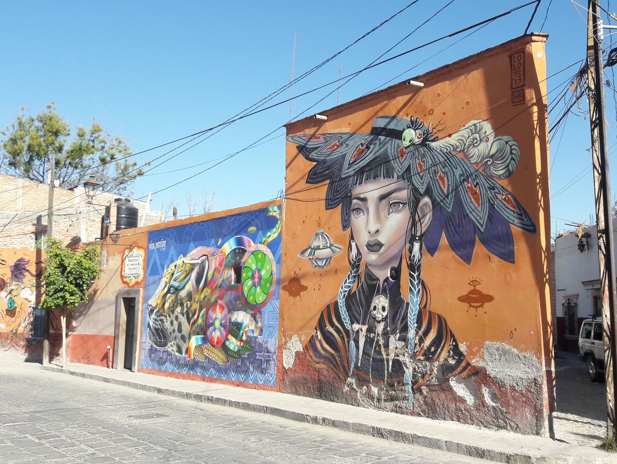Arte urbano vibrante en paredes de la calle.