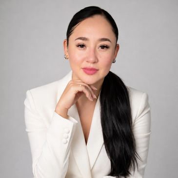 Mujer con chaqueta blanca y cabello largo oscuro.