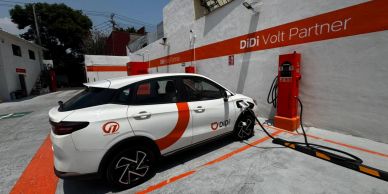 Electric car charging at a DiDi Volt Partner station.