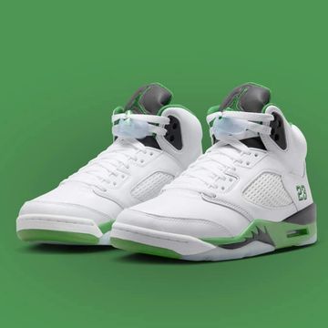Elevate your sneaker game with these men's Air Jordan 5 Retro Lucky Green W shoes. Designed with a m
