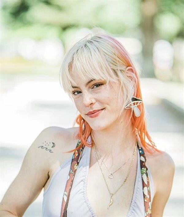 advanced cutting or color techniques, specialized  Highlights fashion colors 
