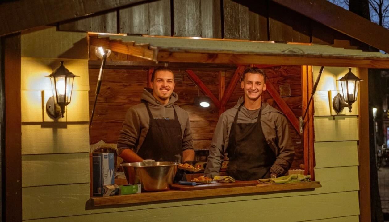 Poffertjeskraam Poffertjestruck met twee medewerkers