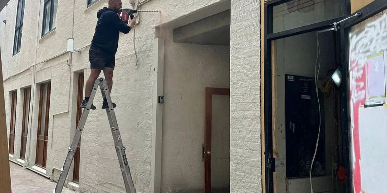 sahada ip kamera montajı yapan teknisyen