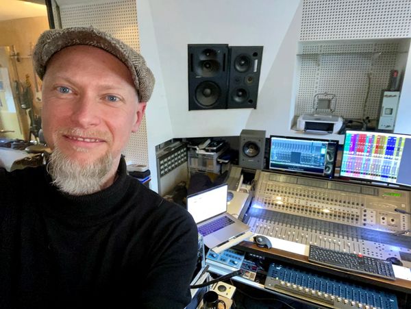 Marcus Friedrich Schultz von Manda Records am Mischpult während einer Musikproduktion