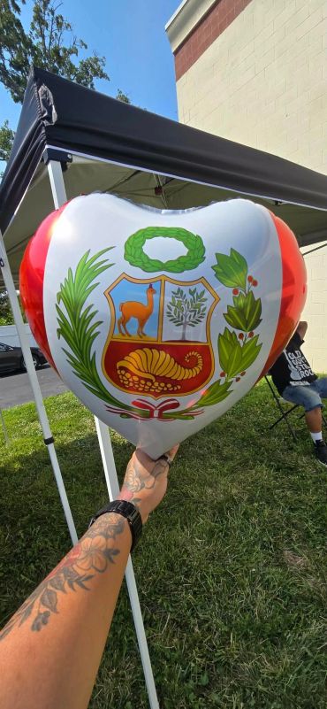 Heart-shaped balloon with Peruvian coat of arms.