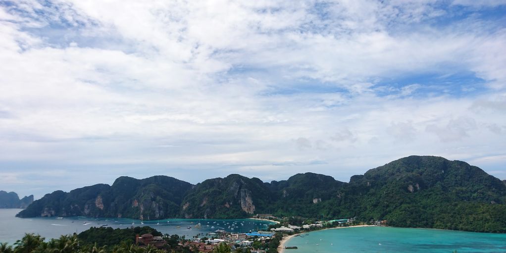 วิวทะเลและภูเขาที่สวยงามในวันที่ท้องฟ้ามีเมฆบางส่วน