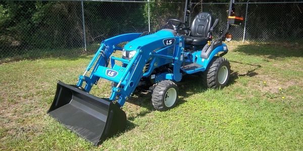 LS Tractor MT1.25 con cabina y neumáticos industriales