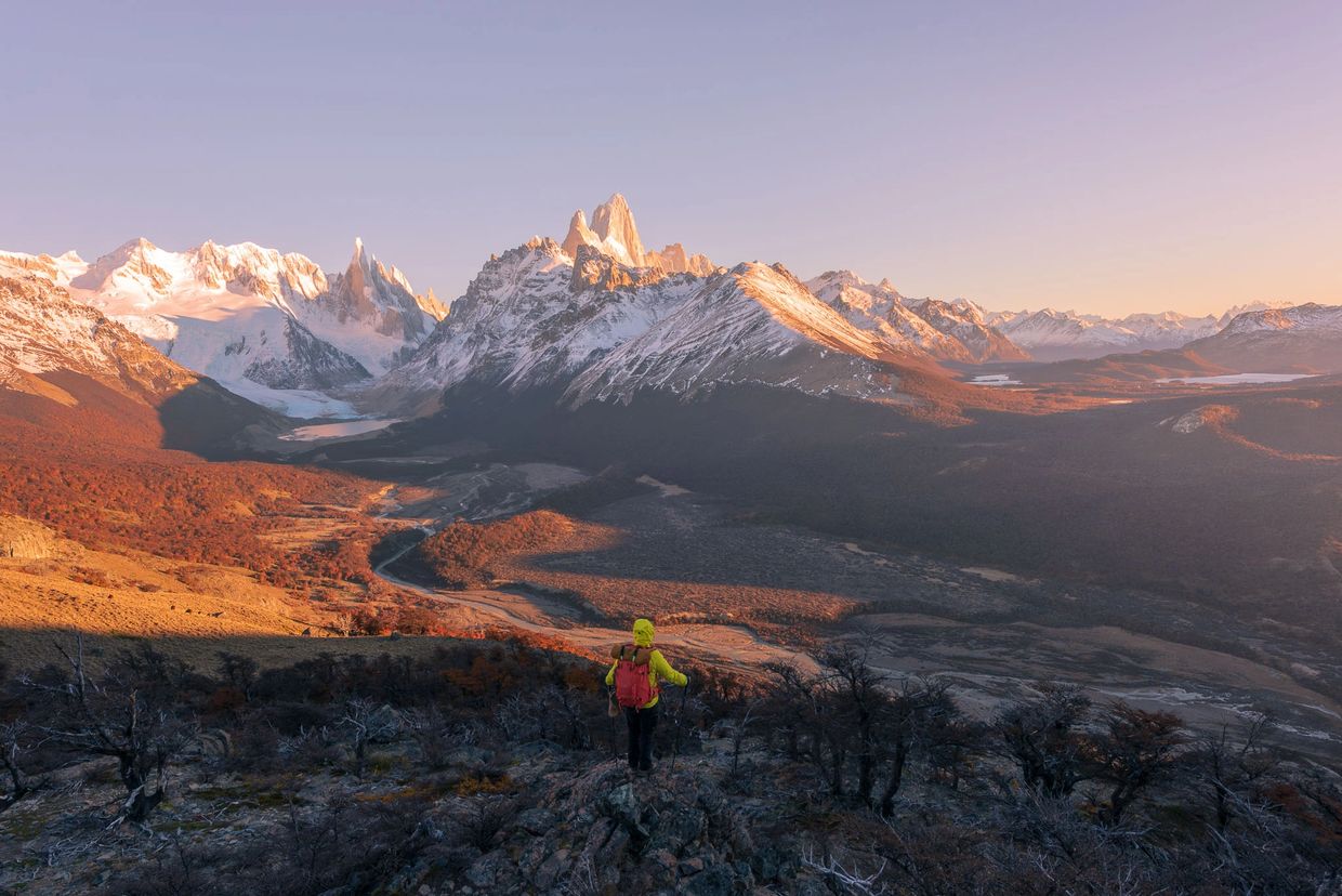 Persona en el centro de la Patagonia mirando las montañas