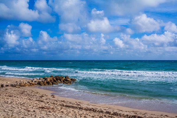 View of the waterfront from Worth Avenue in West Palm Beach FL