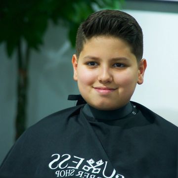 Un enfant se faisant couper les cheveux