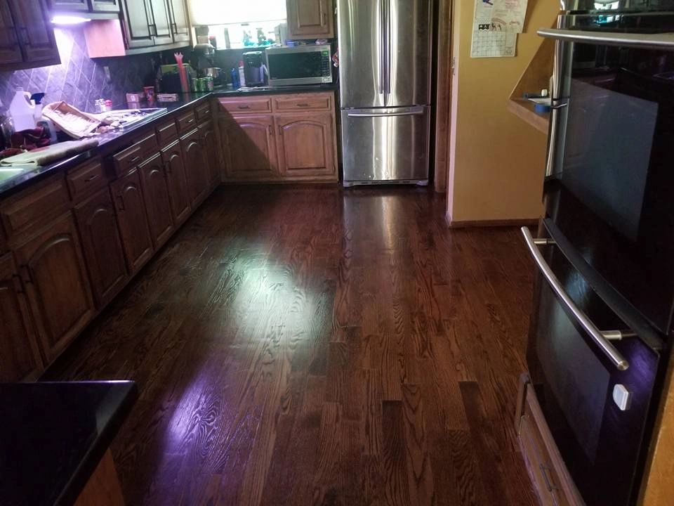 Dark Walnut
Polyurethane Finish
Red Oak