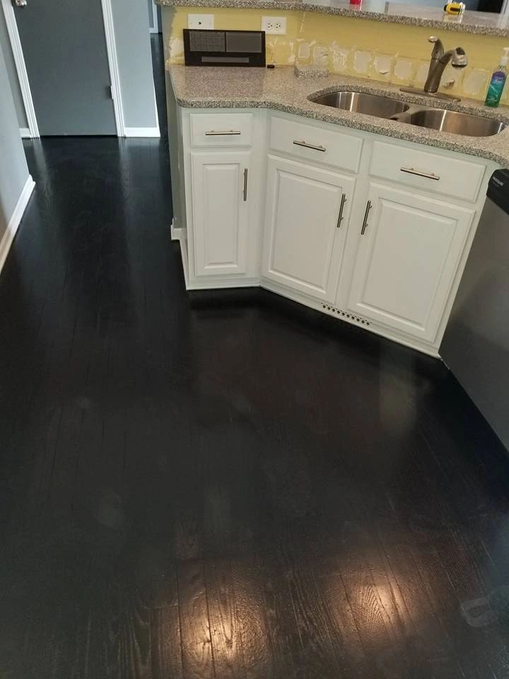 True Black
Polyurethane Finish
Prefinished Floor/White Oak