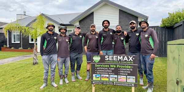 Seemax landscaping team group photo