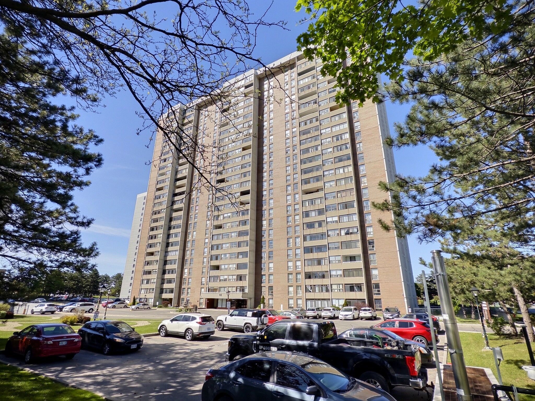 1812 - 18 KNIGHTSBRIDGE ROAD, BRAMPTON
