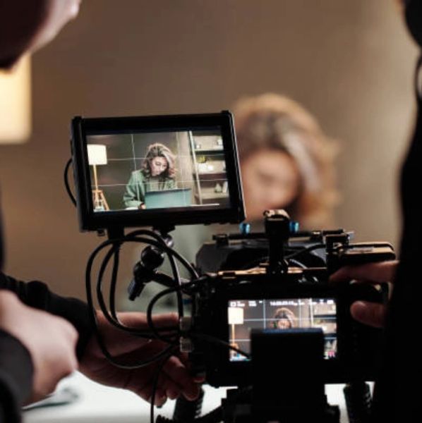 Audition veren bir oyuncuyu çeken kamera, Deneme çekimi yapan oyuncu