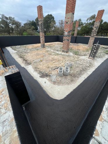 Bitumen retaining wall membrane