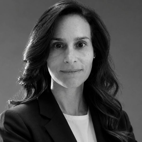 Retrato profesional en blanco y negro de Fiorella Sangalli Montori, socia de Cerberus CK.